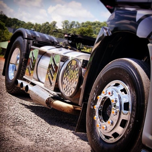 Instalação e Manutenção de Escapamento em Caminhão Instalação e Manutenção de Escapamento em Caminhão